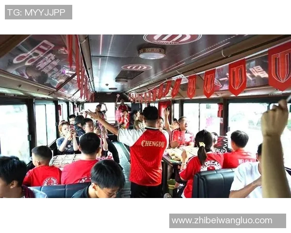 中国足球明星街头互动引热议粉丝狂欢场面感人至深